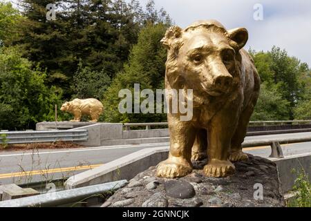 Ein Paar Goldbären schützt das südliche Ende der Brücke über den Klamath River auf der US 101 in der Nähe von Klamath, Kalifornien Stockfoto