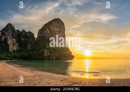 Blick auf die tropischen Inseln bei Sonnenuntergang mit Meerwasser und Sandstrand am Railay Beach, Krabi Thailand Naturlandschaft Stockfoto