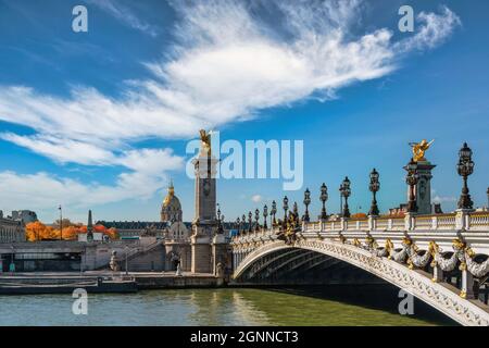 Paris Frankreich, Skyline der Stadt an der seine-Brücke Pont-Alexandre-III und Esplanade des Invalides mit Herbstlaub Stockfoto