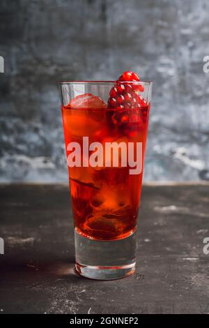 Granatapfel-Cocktail in Longdrinkglas. Selektiver Fokus. Geringe Schärfentiefe. Stockfoto