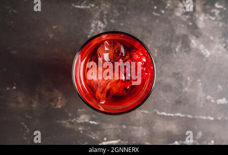 Granatapfel-Cocktail in Longdrinkglas. Selektiver Fokus. Geringe Schärfentiefe. Stockfoto