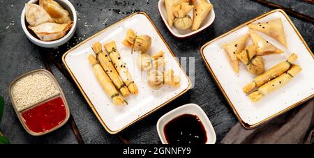 Verschiedene Arten von Mülltäuben auf grauem Hintergrund. Traditionelle asiatische Küche mit Koknept. Draufsicht Stockfoto
