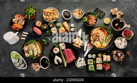 Japanische Gerichte und Snacks auf grauem Hintergrund. Traditionelles Food-Konzept. Draufsicht, flach liegend Stockfoto