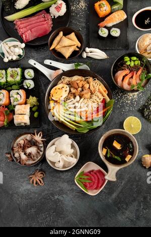 Japanische Gerichte und Snacks auf grauem Hintergrund. Traditionelles Food-Konzept. Draufsicht, flach liegend, Kopierbereich Stockfoto