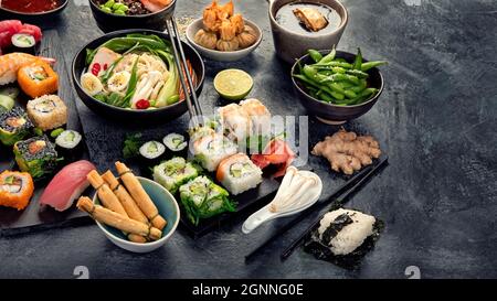 Japanische Gerichte und Snacks auf grauem Hintergrund. Traditionelles Food-Konzept. Speicherplatz kopieren Stockfoto