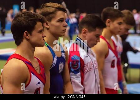 Moskau, Russland. Dezember 2018. Russische Turnerinnen bereiten sich auf die Durchführung während der Veranstaltung vor. Das XXV. Internationale Turnturnier für den Pokal des Olympiasiegers Michail Voronin fand im Sportkomplex Olimpiyskiy statt. (Foto von Mihail Siergiejevicz/SOPA IMAG/Sipa USA) Quelle: SIPA USA/Alamy Live News Stockfoto