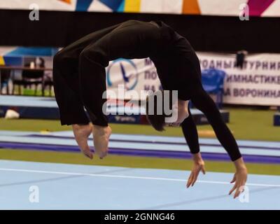 Moskau, Russland. Dezember 2018. Künstlerische Darbietungen vor Beginn des Wettbewerbs während der Veranstaltung. Das XXV. Internationale Turnturnier für den Pokal des Olympiasiegers Michail Voronin fand im Sportkomplex Olimpiyskiy statt. (Foto von Mihail Siergiejevicz/SOPA IMAG/Sipa USA) Quelle: SIPA USA/Alamy Live News Stockfoto