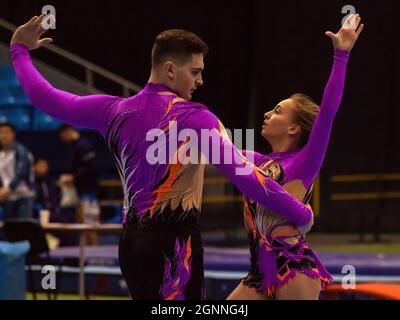 Moskau, Russland. Dezember 2018. Künstlerische Darbietungen vor Beginn des Wettbewerbs während der Veranstaltung. Das XXV. Internationale Turnturnier für den Pokal des Olympiasiegers Michail Voronin fand im Sportkomplex Olimpiyskiy statt. (Foto von Mihail Siergiejevicz/SOPA IMAG/Sipa USA) Quelle: SIPA USA/Alamy Live News Stockfoto