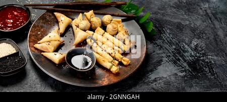 Verschiedene Arten von Mülltäuben auf grauem Hintergrund. Traditionelle asiatische Lebensmittel cocnept. Copy space Stockfoto