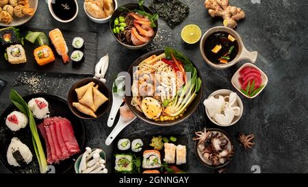 Japanische Gerichte und Snacks auf grauem Hintergrund. Traditionelles Food-Konzept. Draufsicht, flach liegend, Kopierbereich Stockfoto