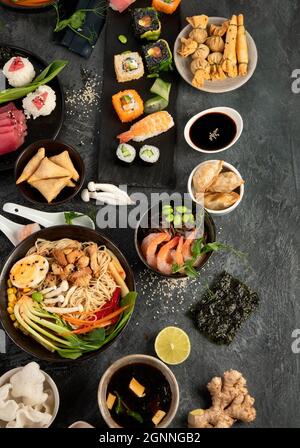 Japanische Gerichte und Snacks auf grauem Hintergrund. Traditionelles Food-Konzept. Draufsicht, flach liegend, Kopierbereich Stockfoto