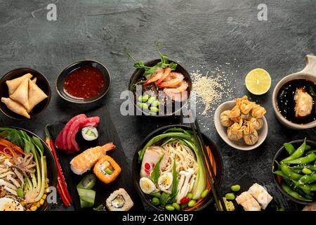 Japanische Gerichte und Snacks auf grauem Hintergrund. Traditionelles Food-Konzept. Draufsicht, flach liegend, Kopierbereich Stockfoto