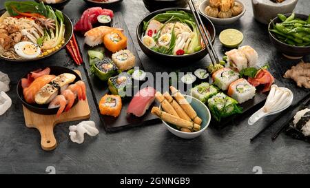 Japanische Gerichte und Snacks auf grauem Hintergrund. Traditionelles Food-Konzept. Speicherplatz kopieren Stockfoto