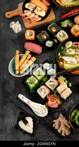 Japanische Gerichte und Snacks auf grauem Hintergrund. Traditionelles Food-Konzept. Draufsicht, flach liegend, Kopierbereich Stockfoto