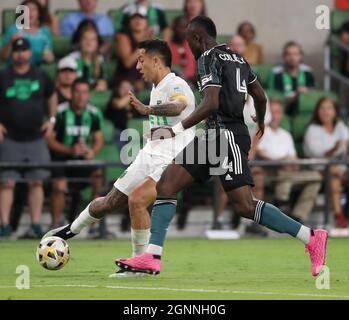 26. September 2021: Austin FC Forward SebastiÃ¡n Driussi (25) schiebt den Ball gegen den Los Angeles Galaxy-Verteidiger Sega Coulibaly (4) während eines MLS-Spiels zwischen dem FC Austin und dem Los Angeles Galaxy am 26. September 2021 in Austin, Texas. (Bild: © Scott Coleman/ZUMA Press Wire) Stockfoto