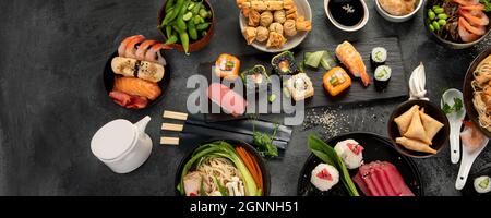 Japanische Gerichte und Snacks auf grauem Hintergrund. Traditionelles Food-Konzept. Draufsicht, flach liegend, Kopierbereich, Panorama Stockfoto
