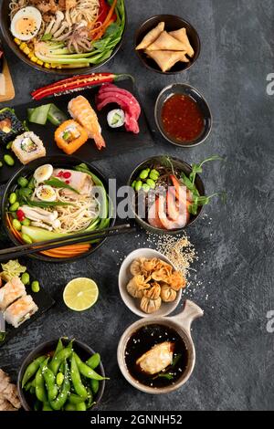 Japanische Gerichte und Snacks auf grauem Hintergrund. Traditionelles Food-Konzept. Draufsicht, flach liegend, Kopierbereich Stockfoto