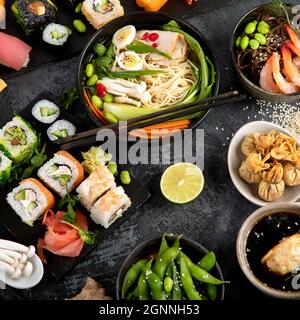 Japanische Gerichte und Snacks auf grauem Hintergrund. Traditionelles Food-Konzept. Draufsicht, flach liegend Stockfoto