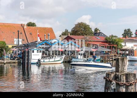 Motorboot auf der Fahrt durch das idyllische Fischerdorf Karrebæksminde, Dänemark, 7. August 2021 Stockfoto