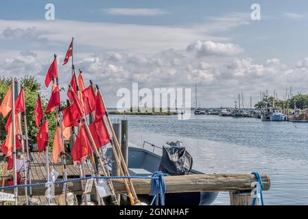 Rote Netzflaggen auf einem Steg neben einem Fischerboot, Karrebæksminde, Dänemark, 7. August 2021 Stockfoto