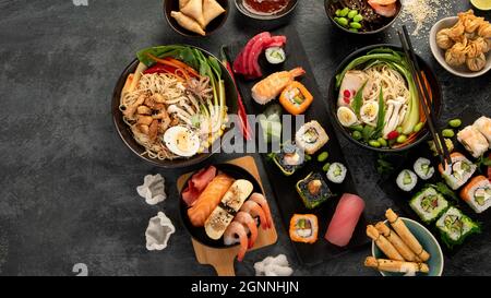 Japanische Gerichte und Snacks auf grauem Hintergrund. Traditionelles Food-Konzept. Draufsicht, flach liegend, Kopierbereich Stockfoto