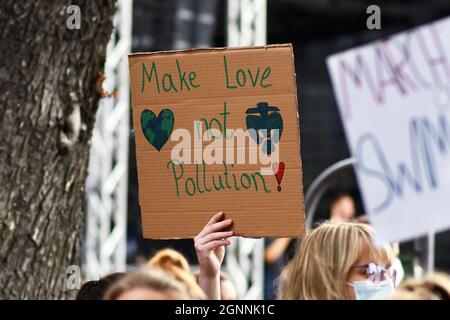 Heidelberg, Deutschland - 24. September 2021: Schild von einer jungen Frau gehalten, die bei der Global Climate Strike Demonstration „nicht cool“ sagte Stockfoto