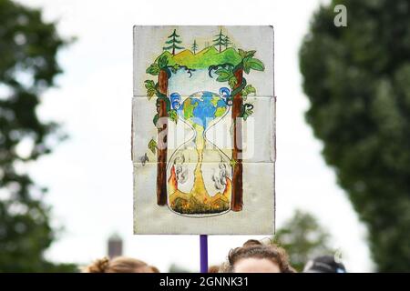 Heidelberg, Deutschland - 24. September 2021: Zeichen mit Sanduhr-Malerei bei der Global Climate Strike Demonstration Stockfoto