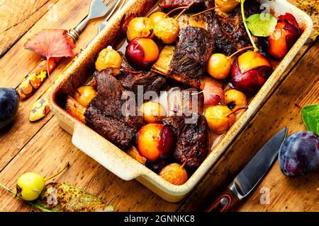 In Pflaumen und Birnen gebackene Rinderrippen.in Obstsoße gegrillte Fleischrippchen Stockfoto