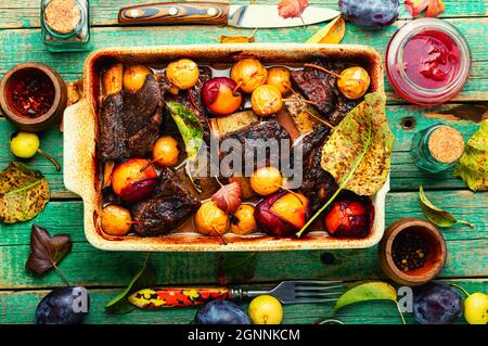 In Pflaumen und Birnen gebackene Rinderrippen.würzige Fleischrippen in Fruchtsauce Stockfoto