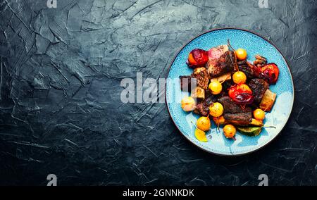 In Pflaumen und Birnen gebackene Rinderrippen.in Obstsoße gegrillte Fleischrippen.Platz kopieren Stockfoto