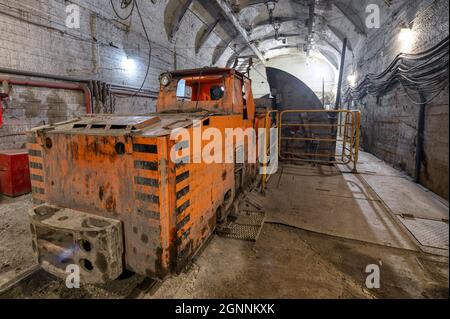 Spezielle unterirdische elektrische Lokomotive, elektrischer Transport für den Transport von Erz im Bergwerk Stockfoto