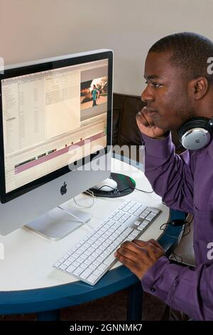 Video-Editor verwendet Final Cut Pro bei Computer Home Office 2 MR - Model veröffentlicht Stockfoto