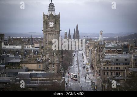 Aktenfoto vom 26/12/2020 von der Princes Street, Edinburgh. Pläne für Eigentümer von Airbnb- und kurzfristigen Liegenschaften in Schottland, eine Lizenz zu verlangen, werden von einem Holyrood-Ausschuss geprüft. Ausgabedatum: Montag, 27. September 2021. Stockfoto