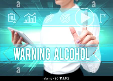 Warnschild mit Alkoholwarnung. Business Schaufenster Nachrichten erscheinen auf der Verpackung von alkoholischen Getränken Lady in Uniform Standing Hold Phone Virtual Stockfoto