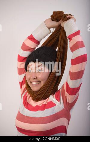 Junge asiatische Frau im Schal MR - Modell freigegeben Stockfoto