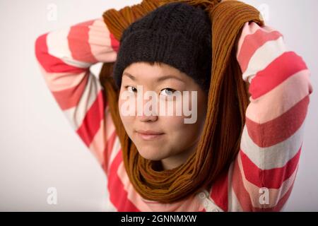 Junge Frau asiatische Modell mit Schal MR - Modell freigegeben Stockfoto