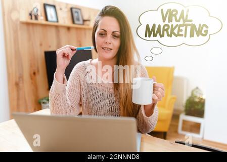 Schreiben mit Text virales Marketing. Geschäftskonzept Verbreitung von Informationen und Meinungen über ein Produkt Internet Video Chat Concept, Abstract Stockfoto
