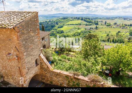 Blick auf die ländliche Landschaft von einer Altstadt in der Toskana in Italien Stockfoto