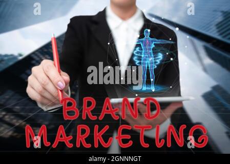 Schreiben mit Text Markenmarketing. Business Showcase Bewusstsein für Produkte auf der ganzen Welt schaffen Lady in Uniform Standing Holding Tablet Stockfoto