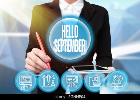Schreiben mit Text Hallo September. Geschäftsübersicht eifrig wollen einen herzlichen Empfang für den Monat September Lady in Uniform Holding Tablet in Stockfoto