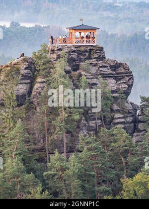 Frühstück oder morgendliches Picknick der Touristengruppe auf dem beliebten Aussichtsturm Mariina vyhlidka. Der bedeutende Standpunkt in der Böhmischen Schweiz National Pa Stockfoto