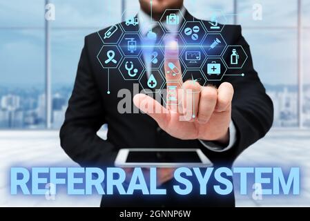 Handschriftentext Empfehlungssystem. Konzeptionelles Foto, das den eigenen Patienten zur Behandlung an einen anderen Arzt schickt Mann mit einheitlicher Standhaltetafel Stockfoto