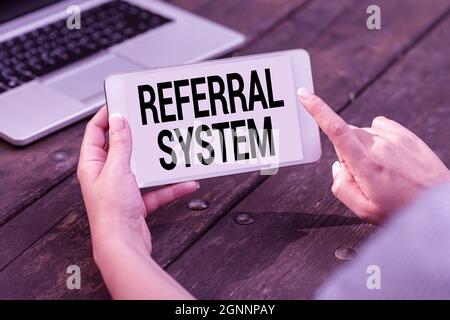 Handschriftszeichen Empfehlungssystem. Konzept, das bedeutet, dass der eigene Patient zur Behandlung von sprach- und Videoanrufen an einen anderen Arzt geschickt wird Stockfoto