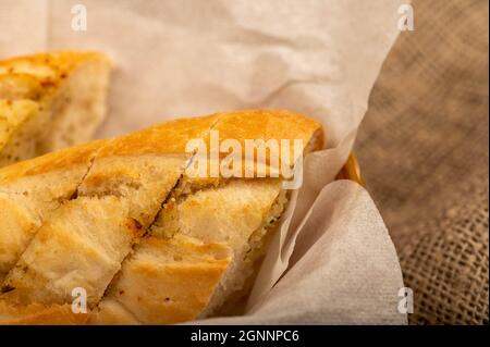 Baguette mit in Stücke geschnittener Knoblauchpaste, Nahaufnahme, selektiver Fokus Stockfoto