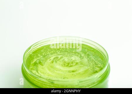 Kosmetisches Gel in einem Glas auf weißem Hintergrund. Grünes transparentes Gel mit Textur und Blasen isolieren. Hochwertige Fotos Stockfoto