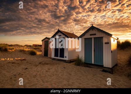 Sonnenuntergang über den Strandhütten in Southwold, Suffolk England Stockfoto