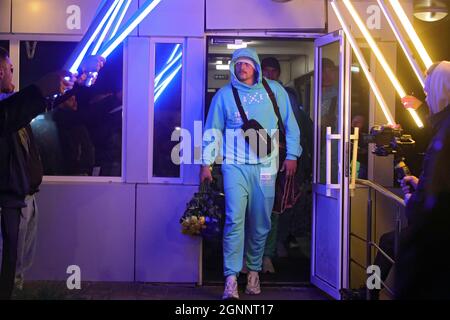 REGION KIEW, UKRAINE - 27. SEPTEMBER 2021 - der aktuelle Weltmeister von WBA, WBO, IBF und IBO, Oleksandr Usyk, wird von Fans und Journalisten am internationalen Flughafen Boryspil nach einem UD-Sieg über Anthony Joshua im Spiel vom 25. September im Tottenham Hotspur Stadium, Region Kiew, Nordukraine, begrüßt. Kredit: Ukrinform/Alamy Live Nachrichten Stockfoto