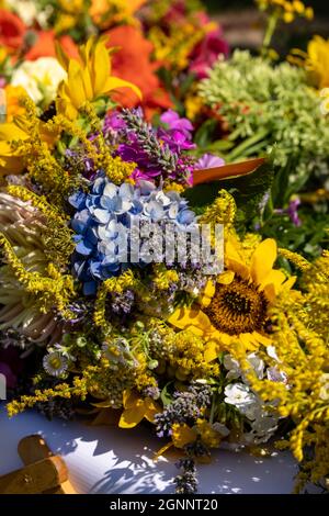 Traditionelles Bouquet aus Blumen, Kräutern und Früchten, das das Symbol des Sommers ist Stockfoto