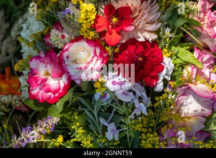 Traditionelles Bouquet aus Blumen, Kräutern und Früchten, das das Symbol des Sommers ist Stockfoto