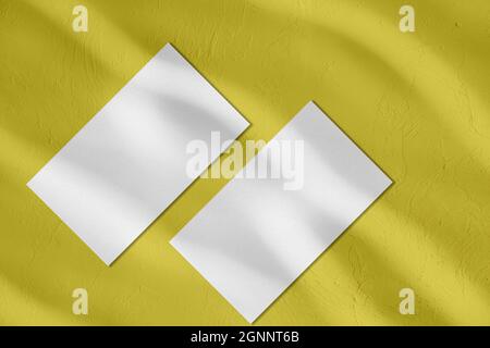 Zwei leere Visitenkartenmockups auf gelbem Hintergrund Stockfoto